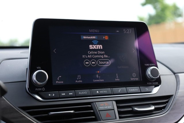 Nissan Altima Vehicle Full-screen Gallery Image 11