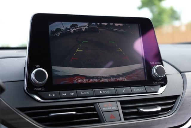 Nissan Altima Vehicle Full-screen Gallery Image 12