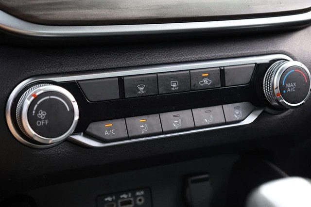 Nissan Altima Vehicle Full-screen Gallery Image 13