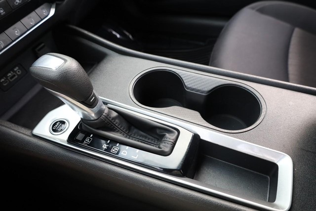 Nissan Altima Vehicle Full-screen Gallery Image 15