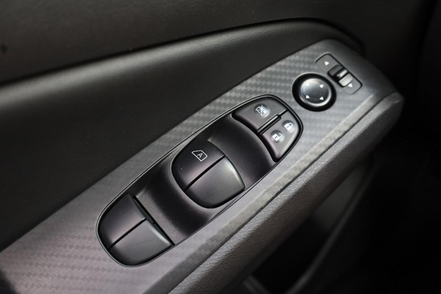 Nissan Altima Vehicle Full-screen Gallery Image 17