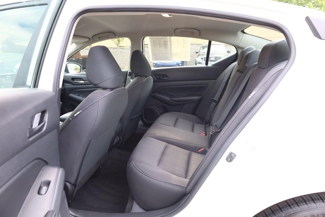 Nissan Altima Vehicle Full-screen Gallery Image 19