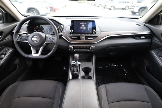 Nissan Altima Vehicle Full-screen Gallery Image 21