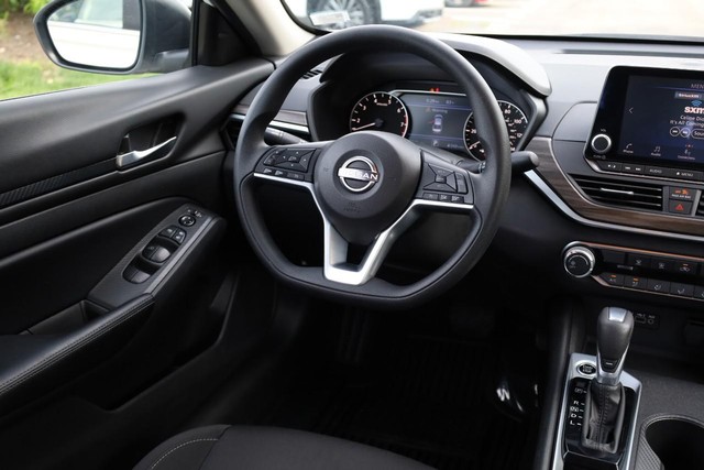 Nissan Altima Vehicle Full-screen Gallery Image 22