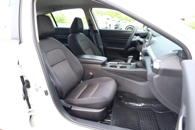 Nissan Altima Vehicle Full-screen Gallery Image 23
