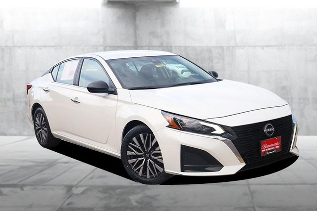 Nissan Altima Vehicle Full-screen Gallery Image 2