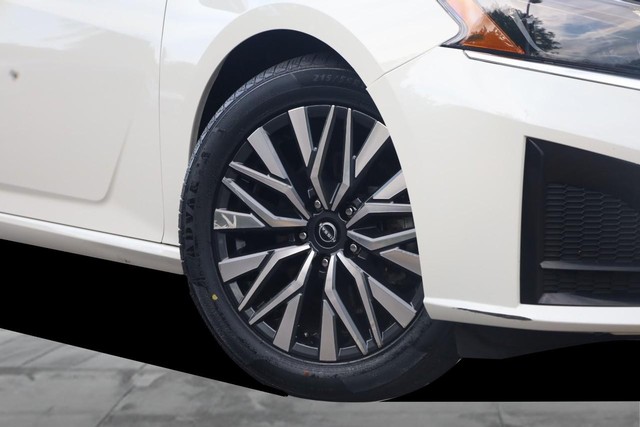 Nissan Altima Vehicle Full-screen Gallery Image 3