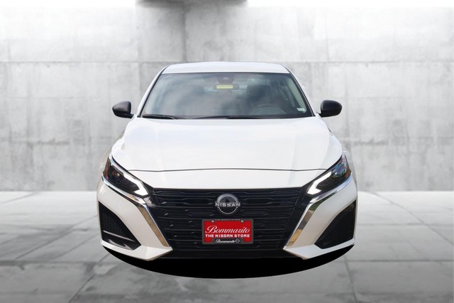 Nissan Altima Vehicle Full-screen Gallery Image 4