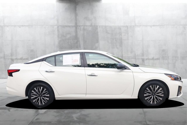 Nissan Altima Vehicle Full-screen Gallery Image 5