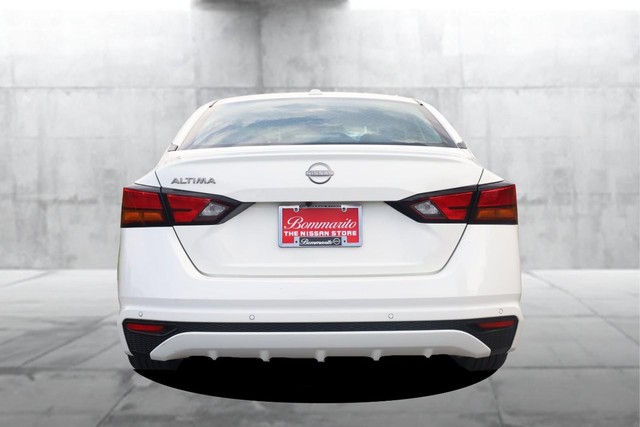 Nissan Altima Vehicle Full-screen Gallery Image 6