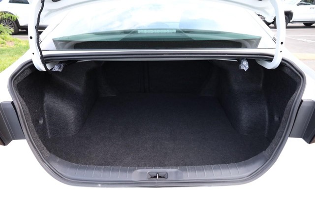 Nissan Altima Vehicle Full-screen Gallery Image 7