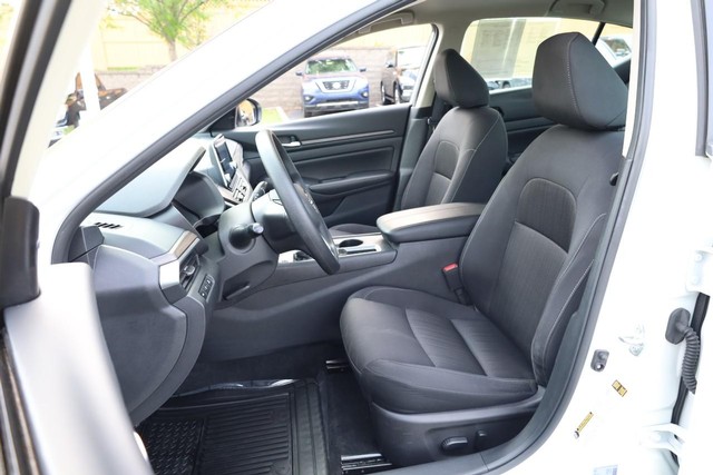 Nissan Altima Vehicle Full-screen Gallery Image 8
