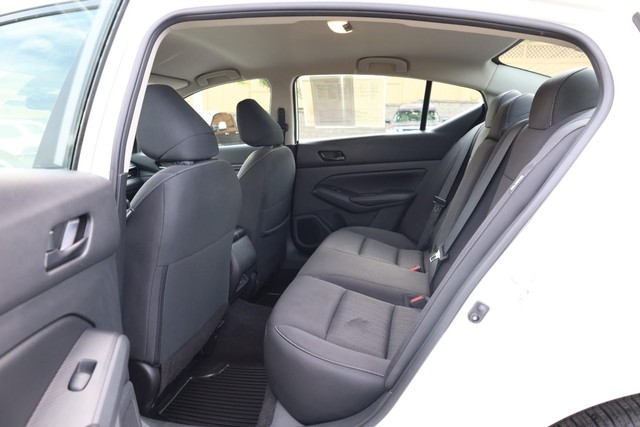 Nissan Altima Vehicle Full-screen Gallery Image 9