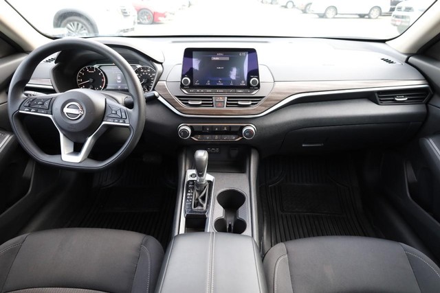 Nissan Altima Vehicle Full-screen Gallery Image 11