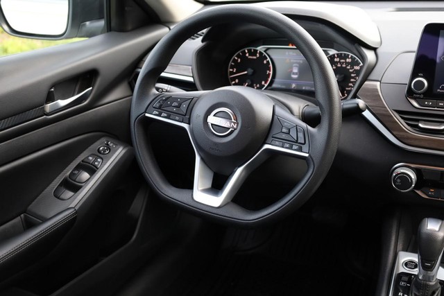 Nissan Altima Vehicle Full-screen Gallery Image 12