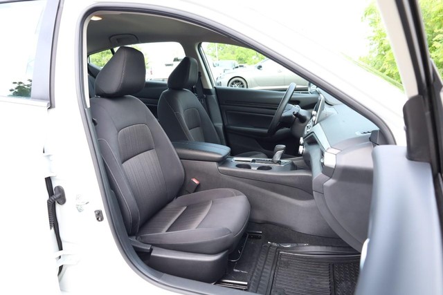 Nissan Altima Vehicle Full-screen Gallery Image 13