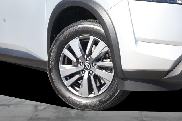 Nissan Pathfinder Vehicle Full-screen Gallery Image 3