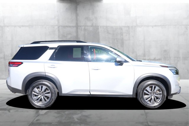 Nissan Pathfinder Vehicle Full-screen Gallery Image 4