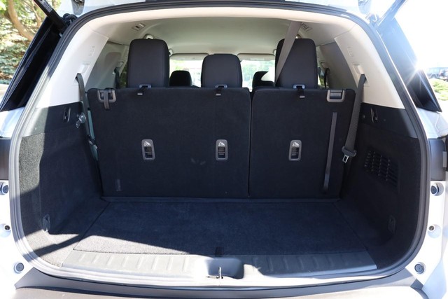 Nissan Pathfinder Vehicle Full-screen Gallery Image 7