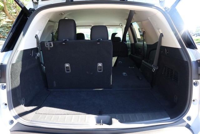 Nissan Pathfinder Vehicle Full-screen Gallery Image 8
