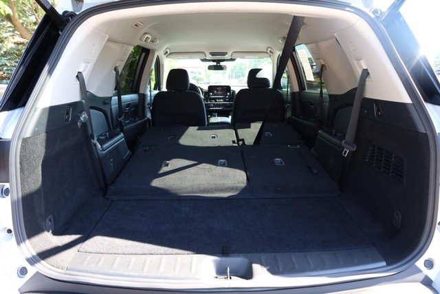 Nissan Pathfinder Vehicle Full-screen Gallery Image 9