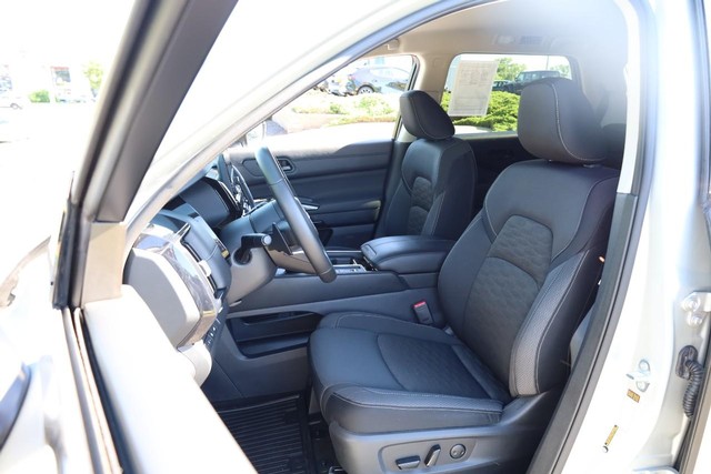 Nissan Pathfinder Vehicle Full-screen Gallery Image 10