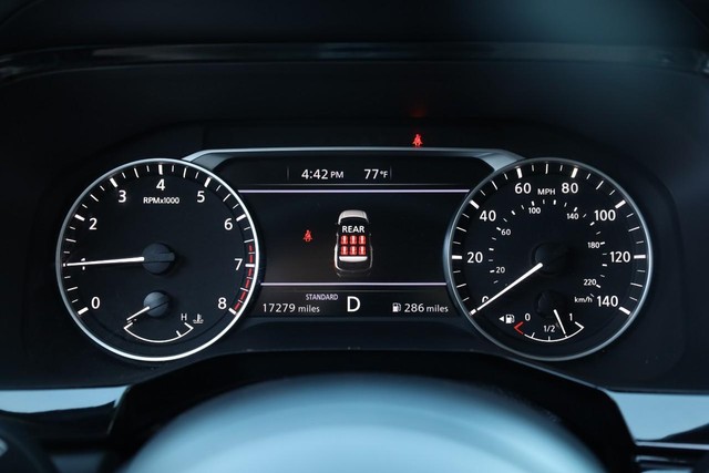 Nissan Pathfinder Vehicle Full-screen Gallery Image 12