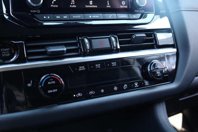 Nissan Pathfinder Vehicle Full-screen Gallery Image 15