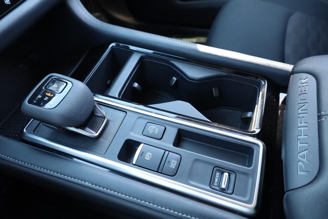 Nissan Pathfinder Vehicle Full-screen Gallery Image 17
