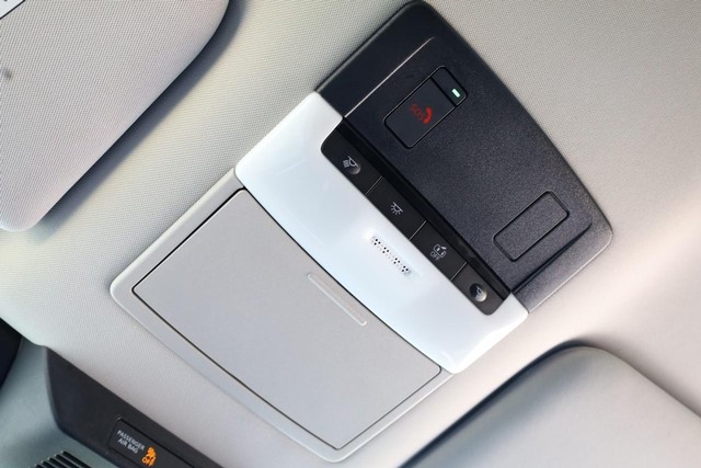 Nissan Pathfinder Vehicle Full-screen Gallery Image 18