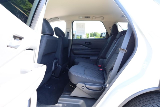 Nissan Pathfinder Vehicle Full-screen Gallery Image 22