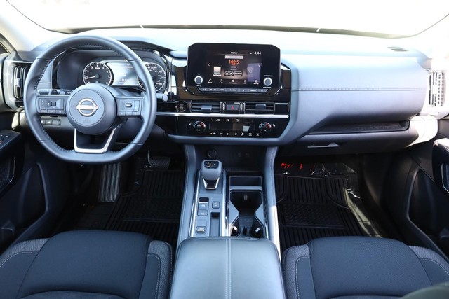 Nissan Pathfinder Vehicle Full-screen Gallery Image 24