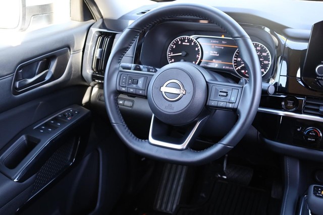Nissan Pathfinder Vehicle Full-screen Gallery Image 25