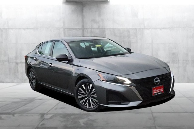 Nissan Altima Vehicle Full-screen Gallery Image 2