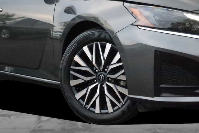 Nissan Altima Vehicle Full-screen Gallery Image 3