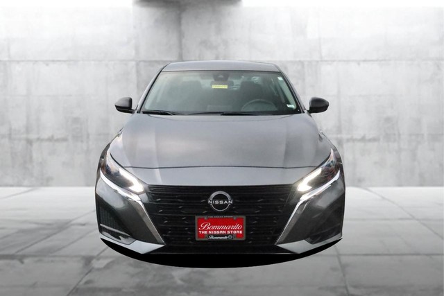 Nissan Altima Vehicle Full-screen Gallery Image 4