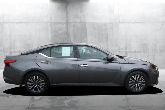 Nissan Altima Vehicle Full-screen Gallery Image 5
