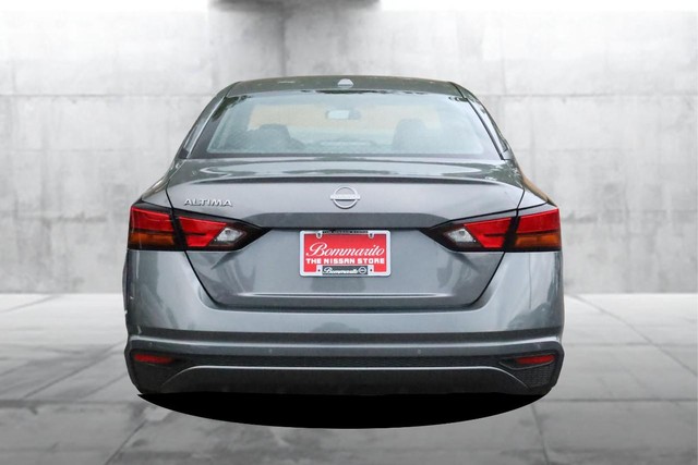 Nissan Altima Vehicle Full-screen Gallery Image 6