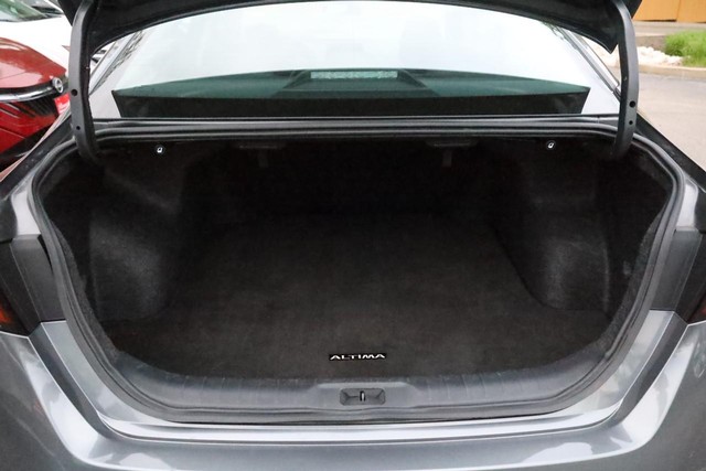 Nissan Altima Vehicle Full-screen Gallery Image 7