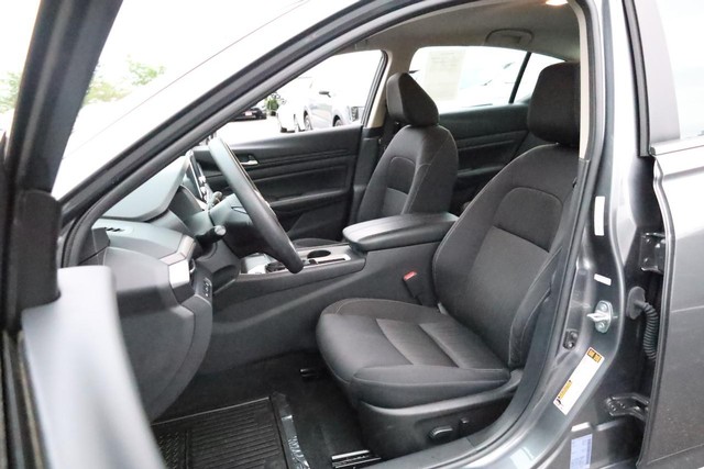 Nissan Altima Vehicle Full-screen Gallery Image 8