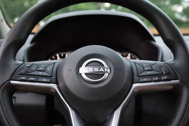 Nissan Altima Vehicle Full-screen Gallery Image 9