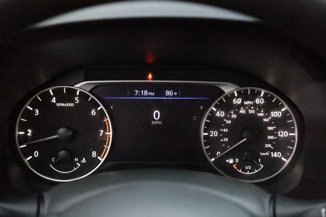 Nissan Altima Vehicle Full-screen Gallery Image 10