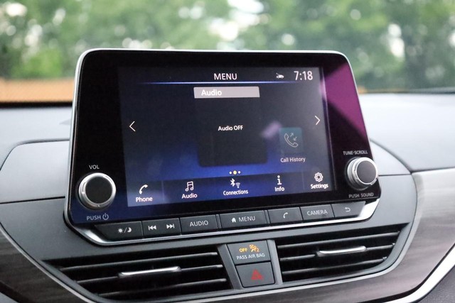 Nissan Altima Vehicle Full-screen Gallery Image 11