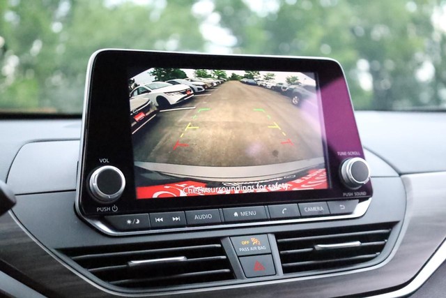 Nissan Altima Vehicle Full-screen Gallery Image 12
