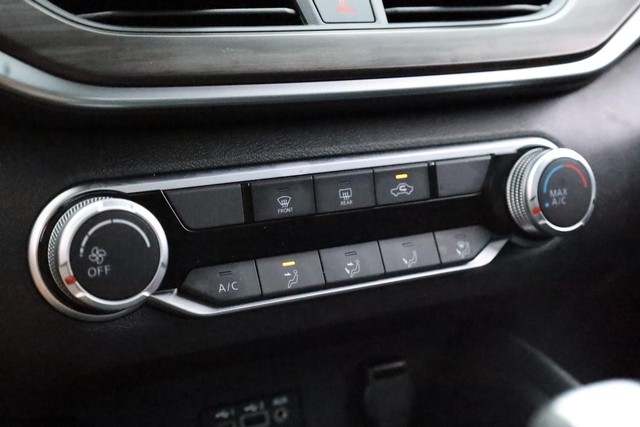 Nissan Altima Vehicle Full-screen Gallery Image 13