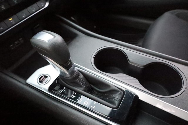 Nissan Altima Vehicle Full-screen Gallery Image 15