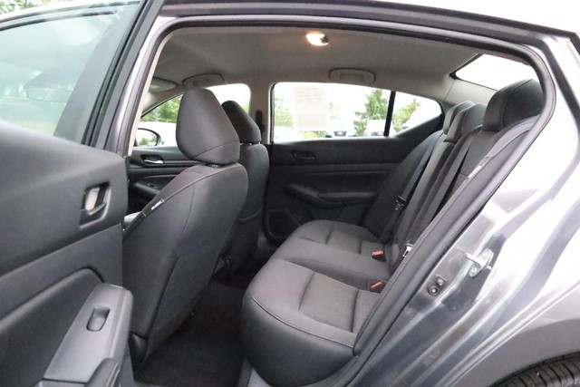 Nissan Altima Vehicle Full-screen Gallery Image 17