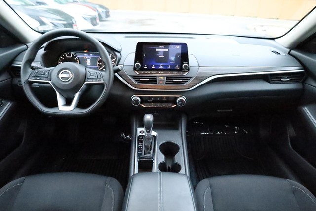 Nissan Altima Vehicle Full-screen Gallery Image 19