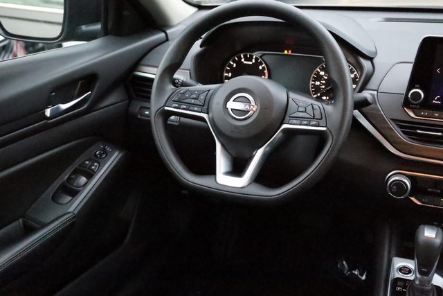 Nissan Altima Vehicle Full-screen Gallery Image 20
