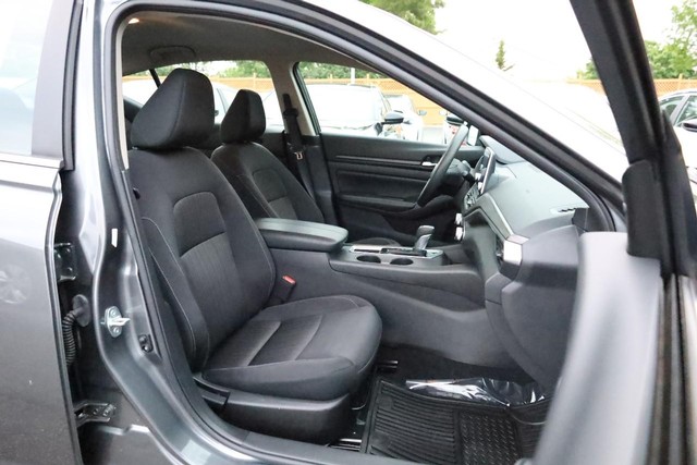 Nissan Altima Vehicle Full-screen Gallery Image 21